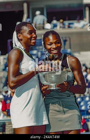 Serena Williams (USA) und Schwester Venus gewinnen die Doppel-Meisterschaft beim US Open Tennis 1999 Stockfoto