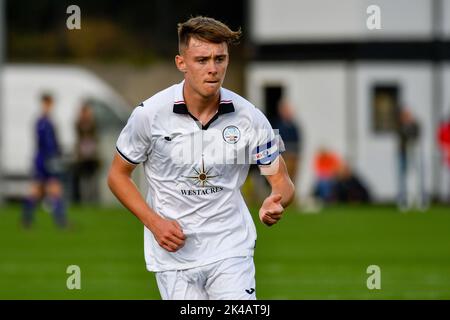 Swansea, Wales. 1. Oktober 2022. Joshua Carey aus Swansea City während des Spiels der Professional Development League zwischen Swansea City unter 18 und Charlton Athletic unter 18 Jahren an der Swansea City Academy in Swansea, Wales, Großbritannien am 1. Oktober 2022. Quelle: Duncan Thomas/Majestic Media. Kredit: Majestic Media Ltd/Alamy Live Nachrichten Stockfoto