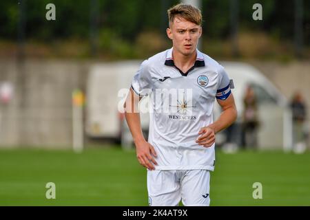 Swansea, Wales. 1. Oktober 2022. Joshua Carey aus Swansea City während des Spiels der Professional Development League zwischen Swansea City unter 18 und Charlton Athletic unter 18 Jahren an der Swansea City Academy in Swansea, Wales, Großbritannien am 1. Oktober 2022. Quelle: Duncan Thomas/Majestic Media. Kredit: Majestic Media Ltd/Alamy Live Nachrichten Stockfoto