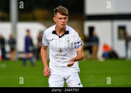 Swansea, Wales. 1. Oktober 2022. Joshua Carey aus Swansea City während des Spiels der Professional Development League zwischen Swansea City unter 18 und Charlton Athletic unter 18 Jahren an der Swansea City Academy in Swansea, Wales, Großbritannien am 1. Oktober 2022. Quelle: Duncan Thomas/Majestic Media. Kredit: Majestic Media Ltd/Alamy Live Nachrichten Stockfoto