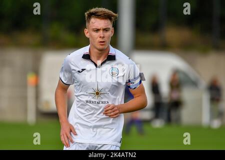 Swansea, Wales. 1. Oktober 2022. Joshua Carey aus Swansea City während des Spiels der Professional Development League zwischen Swansea City unter 18 und Charlton Athletic unter 18 Jahren an der Swansea City Academy in Swansea, Wales, Großbritannien am 1. Oktober 2022. Quelle: Duncan Thomas/Majestic Media. Kredit: Majestic Media Ltd/Alamy Live Nachrichten Stockfoto