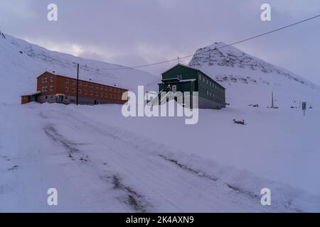 Nybyen Kasernen Häuser in der Winterlandschaft, Longyearbyen, Svalbard Stockfoto