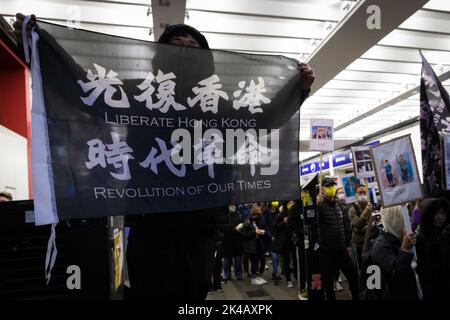 Manchester, Großbritannien. 01. Oktober 2022. Ein Protestler hält während des Protestes eine befreite Hongkonger Flagge. Hongkongers gehen auf die Straßen der Stadt. Menschen marschieren, um die Aufmerksamkeit auf die Tyrannei der Kommunistischen Partei Chinas zu lenken, die gegen Politiker, Journalisten und Demonstranten gerichtet ist, die sich erhoben haben, um das Auslieferungsgesetz anzufechten. Kredit: Andy Barton/Alamy Live Nachrichten Stockfoto