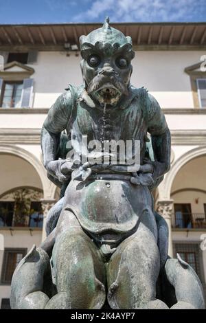 Bronzener Brunnen der Meeresmonster (Fontane dei Mostri Marini) von Pietro Tacca auf der Piazza Santissima Annunziata Florenz Italien Stockfoto