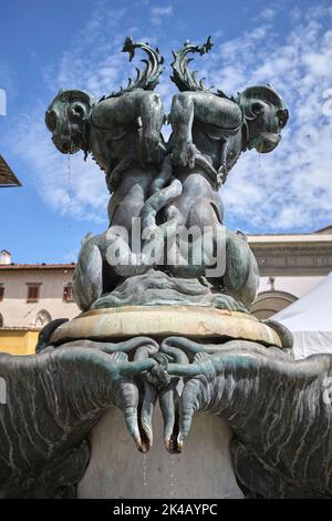 Bronzener Brunnen der Meeresmonster (Fontane dei Mostri Marini) von Pietro Tacca auf der Piazza Santissima Annunziata Florenz Italien Stockfoto