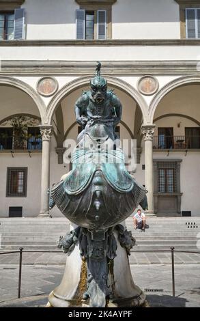 Bronzener Brunnen der Meeresmonster (Fontane dei Mostri Marini) von Pietro Tacca auf der Piazza Santissima Annunziata Florenz Italien Stockfoto