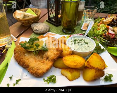 Frankfurter Schnitzel, Schweineschnitzel mit Bratkartoffeln und grüner Sauce. Dreieich, Hessen, Deutschland Stockfoto