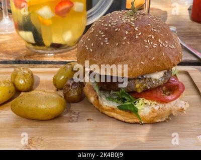 Hamburger, Käse, Blaskartoffeln, Mallorca Spanien Stockfoto