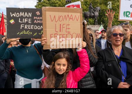 Trafalgar Square, London, Großbritannien. 24. September 2022. Hunderte von Menschen versammelten sich auf dem Trafalgar Square, um gegen den Tod von Mahsa Amini zu protestieren, der in Polizeigewahrsam starb, nachdem er von der Moral Polcie verhaftet worden war, weil er keinen Hijab richtig trug. Kredit: Natasha Quarmby/Alamy Live Nachrichten Stockfoto