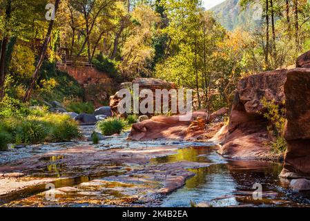 Blick auf Oak Creek und die roten Felsen im Oak Creek Canyon in Sedona, Arizona, USA Stockfoto