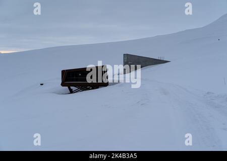 Svalbard Global Seed Vault am kalten, verschneiten Wintertag außerhalb von Longyearbyen Stockfoto