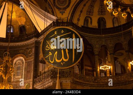 Islamischer Hintergrund. Der Name Allahs Kalligraphie in der Hagia Sophia oder Ayasofya Moschee. Ramadan oder kandil oder Laylat al-qadr oder kadir gecesi Hintergrund. Stockfoto