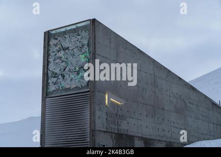 Svalbard Global Seed Vault am kalten, verschneiten Wintertag außerhalb von Longyearbyen Stockfoto