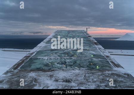 Svalbard Global Seed Vault am kalten, verschneiten Wintertag außerhalb von Longyearbyen Stockfoto