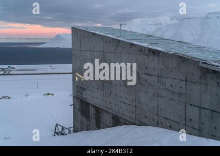 Svalbard Global Seed Vault am kalten, verschneiten Wintertag außerhalb von Longyearbyen Stockfoto