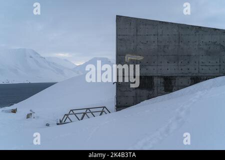 Svalbard Global Seed Vault am kalten, verschneiten Wintertag außerhalb von Longyearbyen Stockfoto