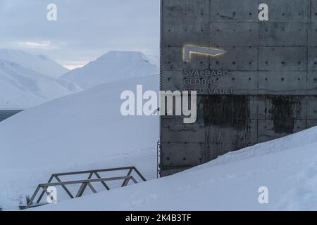 Svalbard Global Seed Vault am kalten, verschneiten Wintertag außerhalb von Longyearbyen Stockfoto