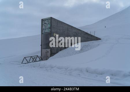 Svalbard Global Seed Vault am kalten, verschneiten Wintertag außerhalb von Longyearbyen Stockfoto