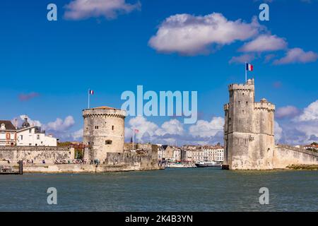 Stadtbild mit der Tour de la Chaine und Tour St. Nicolas, Alter Hafen, Altstadt, La Rochelle, Atlantikküste, Aquitaine, Neue Aquitaine, Frankreich Stockfoto