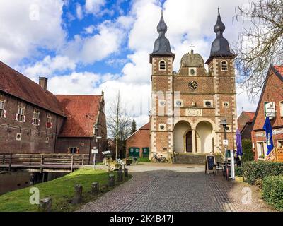 Auf der linken Brücke über den Graben zum äußeren Schloss Raesfeld, auf der rechten Schlosskapelle St. Sebastian, Wasserschloss Raesfeld, Naturpark hohe Mark Stockfoto