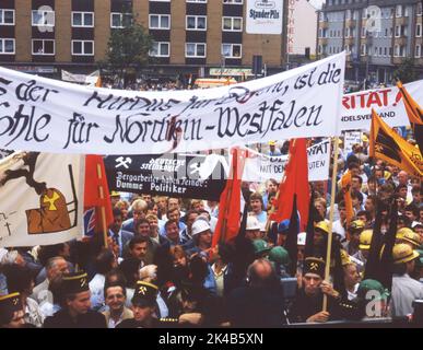 Energie) auf 24. 10. 1987, Luenen. Tausende von Bergleuten bei einer Demonstration der IGBE Mining Industrial Union Stockfoto