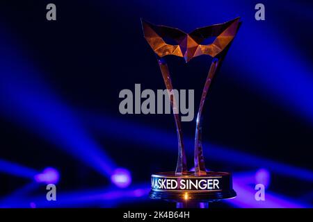 Köln, Deutschland. 01. Oktober 2022. Die Trophäe steht in der ProSieben-Show „The Masked Singer“ auf der Bühne. Quelle: Rolf Vennenbernd/dpa/Alamy Live News Stockfoto