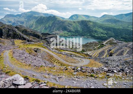 Dinorwic, Großbritannien, 12. Juli 2022: Stillgelegte Bergstrecke im verlassenen Schieferbruch bei Dinorwic in den Bergen von Nordwales Stockfoto