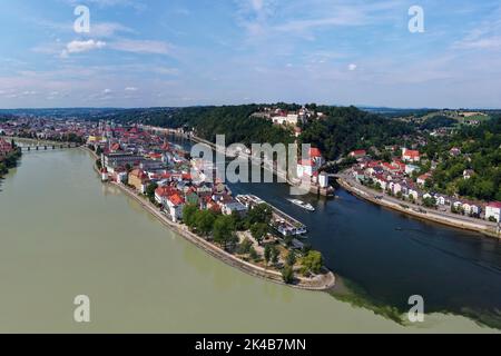 Drei-Fluss-Ecke, Altstadt hinten, Donau rechts, Ilz weiter rechts, Veste Oberhaus, Veste Niederhaus, Ilzstadt ganz hinten Stockfoto