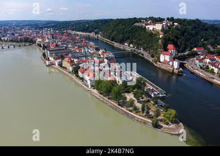 Drei-Fluss-Ecke, Altstadt hinten, Donau rechts, Ilz weiter rechts, Veste Oberhaus, Veste Niederhaus, Ilzstadt ganz hinten Stockfoto