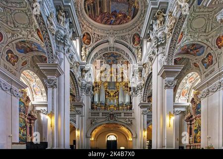 Kirchenschiff, zentrale Hauptorgel mit 126 Registern, linke Seitenschiff-Evangelialorgel, rechte Seitenschiff-Epistelorgel, größtes Orgelsystem Europas, Deckenfresken, St. Stockfoto