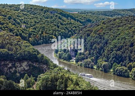 Passagierschiff, Ausflugsboot auf dem Weg zur Donaubrücke, auch Weltenburg verengt sich, Blick von der Befreitungshalle Kelheim, Michelsberg, Kelheim Stockfoto