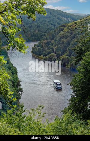 Passagierschiff, Ausflugsboot auf dem Weg zur Donaubrücke, auch Weltenburg verengt sich, Blick von der Befreitungshalle Kelheim, Michelsberg, Kelheim Stockfoto