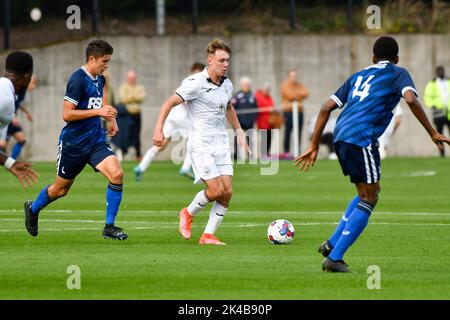 Swansea, Wales. 1. Oktober 2022. Joshua Carey von Swansea City in Aktion während des Spiels der Professional Development League zwischen Swansea City unter 18 und Charlton Athletic unter 18 Jahren an der Swansea City Academy in Swansea, Wales, Großbritannien am 1. Oktober 2022. Quelle: Duncan Thomas/Majestic Media. Kredit: Majestic Media Ltd/Alamy Live Nachrichten Stockfoto