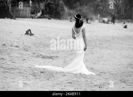 BALI, INDONESIEN, 11. FEBRUAR 2017: Rückansicht schwarz-weiß einer asiatischen Braut am Strand Stockfoto