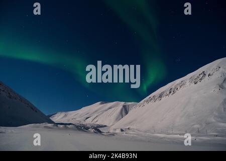 Aurora Borealis Nordlichter über den Nybyen-Bergen im Winter, Longyearbyen, Svalbard Stockfoto