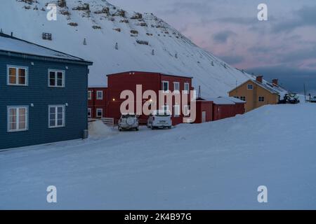 Wohngebäude auf Stelzen an einem kalten Wintertag in Longyearbyen, Svalbard Stockfoto