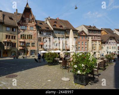 Historische Häuser mit bemalter Fassade am Rathausplatz, Stein am Rhein, Kanton Schaffhausen, Schweiz Stockfoto