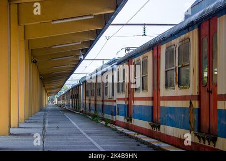 Verlassene Bahnhof und die veralteten Waggons des Zuges. Verrostete verlassene Züge. Lage Sakarya Türkei. Stockfoto