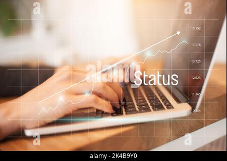 Weibliche Analytikerin an ihrem Schreibtisch arbeitet an einem Laptop, auf dem Statistiken, Grafiken und Diagramme angezeigt werden. Präsentation Des Statistikers. Sehen Sie sich das Diagramm an. Stockfoto