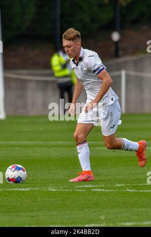 Swansea, Wales. 1. Oktober 2022. Joshua Carey aus Swansea City während des Spiels der Professional Development League zwischen Swansea City unter 18 und Charlton Athletic unter 18 Jahren an der Swansea City Academy in Swansea, Wales, Großbritannien am 1. Oktober 2022. Quelle: Duncan Thomas/Majestic Media. Kredit: Majestic Media Ltd/Alamy Live Nachrichten Stockfoto