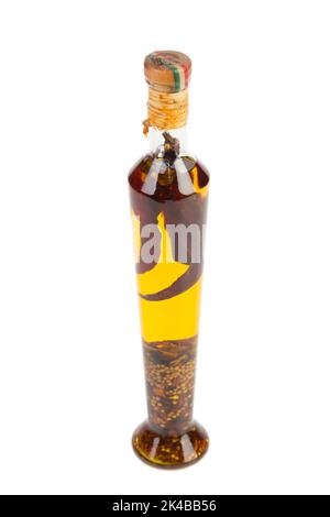 Glasflasche mit erstklassigem nativem Olivenöl mit Gewürzen und Kräutern. Isoliert auf weißem Hintergrund. Chili Olivenöl. Olivenöl mit Paprika oder rotem Pfeffer. Stockfoto