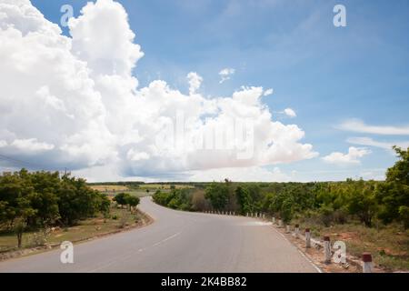 Küstenstraße in Phan Thiet, Mui Ne, Vietnam. Wunderschöne Landsappe mit blauem Himmel und weißer Wolke Stockfoto