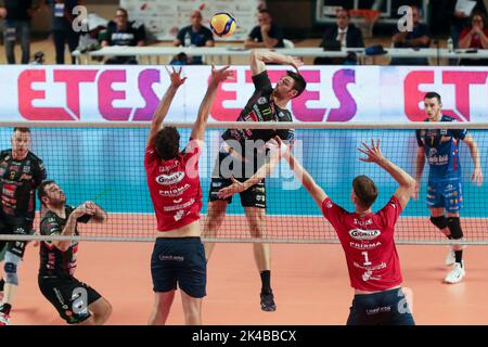 Taranto, Italien. 01. Oktober 2022. Simone Anzani (Cucine Lube Civitanova) Spike während der Gioiella Prisma Taranto gegen Cucine Lube Civitanova, Volleyball Italienische Serie A Männer Superleague Championship in Taranto, Italien, Oktober 01 2022 Credit: Independent Photo Agency/Alamy Live News Stockfoto