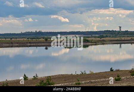 29. September 2022, Brandenburg, Cottbus: Blick über die Wasseroberfläche der zukünftigen Cottbuser Ostsee, die im ehemaligen Tagebau Cottbus-Nord entsteht. Hier soll in wenigen Jahren die zukünftige Cottbuser Ostsee entstehen. Mitte April 2019 begann die Überschwemmung der ehemaligen Tagebaumine Cottbus-Nord. Das Energieunternehmen Lausitz Energie Bergbau AG (LEAG) lässt für das Hochwasser Wasser aus der Spree über den Hammergraben in den Tagebau fließen. Für die Anwohner ist das entstehende Gewässer schon lange ein Ziel in der Nähe. Es ist eine riesige Menge an Wasser, dass die Bal Stockfoto