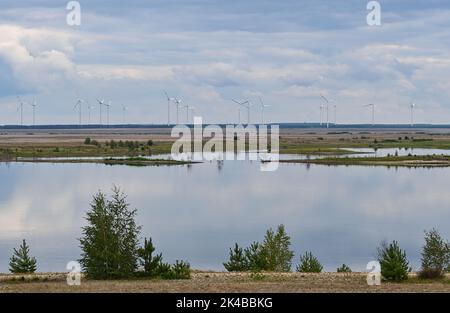 29. September 2022, Brandenburg, Cottbus: Blick über die Wasseroberfläche der zukünftigen Cottbuser Ostsee, die im ehemaligen Tagebau Cottbus-Nord entsteht. Hier soll in wenigen Jahren die zukünftige Cottbuser Ostsee entstehen. Mitte April 2019 begann die Überschwemmung der ehemaligen Tagebaumine Cottbus-Nord. Das Energieunternehmen Lausitz Energie Bergbau AG (LEAG) lässt für das Hochwasser Wasser aus der Spree über den Hammergraben in den Tagebau fließen. Für die Anwohner ist das entstehende Gewässer schon lange ein Ziel in der Nähe. Es ist eine riesige Menge an Wasser, dass die Bal Stockfoto