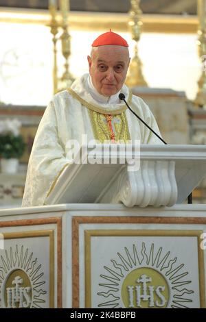 Pagani, Italien. 30. September 2022. Der italienische Kardinal Angelo Comastri, emeritierter Vikar seiner Heiligkeit für die Vatikanstadt und die päpstlichen Villen von Castel Gandolfo, emeritierter Erzpriester der Petersbasilika im Vatikan und emeritierter Präsident der Fabbrica di San Pietro, Besuch der Mutterkirche des Heiligen Leibes Christi in Pagan, Italien am 30. September 2022. Rosenkranzgebet an die Muttergottes, Eucharistiefeier und Begegnung mit den Gläubigen. (Foto: Pasquale Senatore/Pacific Press/Sipa USA) Quelle: SIPA USA/Alamy Live News Stockfoto