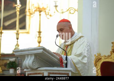 Pagani, Italien. 30. September 2022. Der italienische Kardinal Angelo Comastri, emeritierter Vikar seiner Heiligkeit für die Vatikanstadt und die päpstlichen Villen von Castel Gandolfo, emeritierter Erzpriester der Petersbasilika im Vatikan und emeritierter Präsident der Fabbrica di San Pietro, Besuch der Mutterkirche des Heiligen Leibes Christi in Pagan, Italien am 30. September 2022. Rosenkranzgebet an die Muttergottes, Eucharistiefeier und Begegnung mit den Gläubigen. (Foto: Pasquale Senatore/Pacific Press/Sipa USA) Quelle: SIPA USA/Alamy Live News Stockfoto