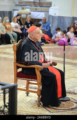 Pagani, Italien. 30. September 2022. Der italienische Kardinal Angelo Comastri, emeritierter Vikar seiner Heiligkeit für die Vatikanstadt und die päpstlichen Villen von Castel Gandolfo, emeritierter Erzpriester der Petersbasilika im Vatikan und emeritierter Präsident der Fabbrica di San Pietro, Besuch der Mutterkirche des Heiligen Leibes Christi in Pagan, Italien am 30. September 2022. Rosenkranzgebet an die Muttergottes, Eucharistiefeier und Begegnung mit den Gläubigen. (Foto: Pasquale Senatore/Pacific Press/Sipa USA) Quelle: SIPA USA/Alamy Live News Stockfoto