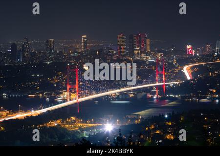 Blick auf Istanbul bei Nacht. Bosporus-Brücke vom Camlica-Hügel. Türkei Hintergrundbild Foto. Stockfoto