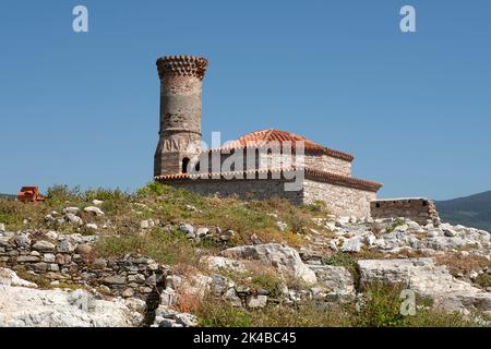 Ruinen einer alten Moschee am Ayasuluk Hügel. Im Inneren der Burg Selcuk gibt es Zisternen verschiedener Größen, enge Gassen mit Steinpflaster und einem Mosq Stockfoto